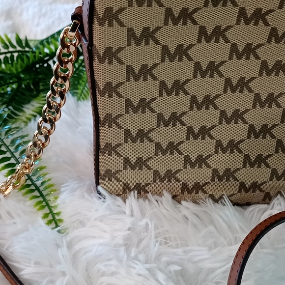 FIRM AUTHENTIC NWOT MICHAEL KORS JET SET CHARM NAT/LUGG LG EW CROSSBODY - Picture 3 of 7